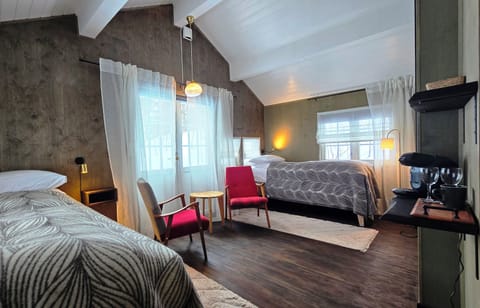 Signature Double Room, 2 Twin Beds, Non Smoking, Garden View | Down comforters, pillowtop beds, individually decorated