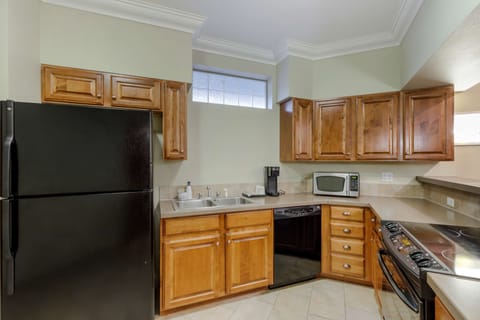 Suite, 2 Bedrooms, Non Smoking, Jetted Tub | Private kitchen | Fridge, microwave, coffee/tea maker