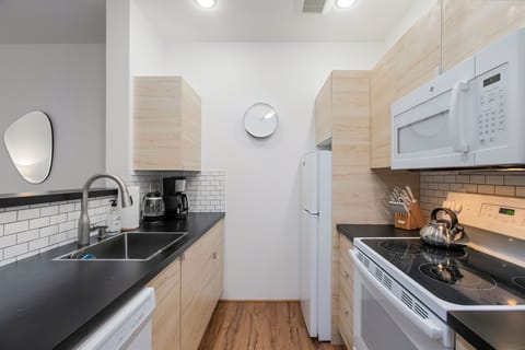 Comfort Apartment | Private kitchen | Fridge, microwave, oven, stovetop