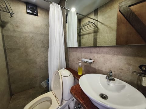 Deluxe Room, 1 Double Bed, Courtyard Area | Bathroom | Shower, free toiletries, slippers, towels