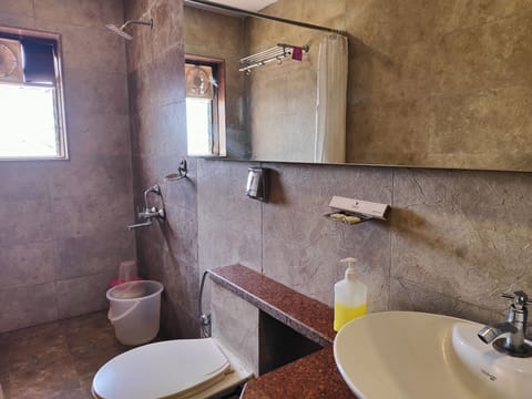 Deluxe Room | Bathroom | Shower, free toiletries, slippers, towels