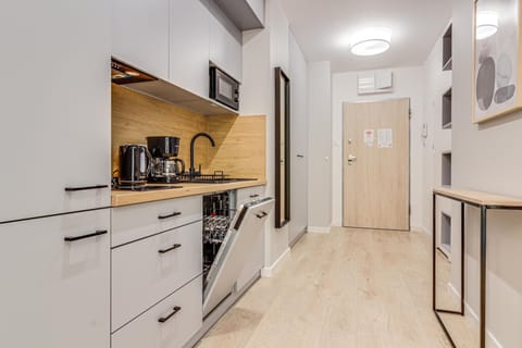 Deluxe Studio Suite | Private kitchenette | Fridge, stovetop, cookware/dishes/utensils