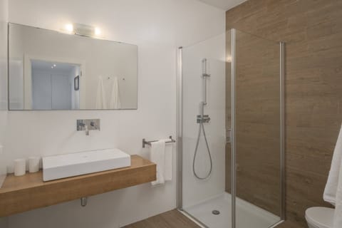 Basic House, Sea View | Bathroom | Shower, hair dryer, towels, soap