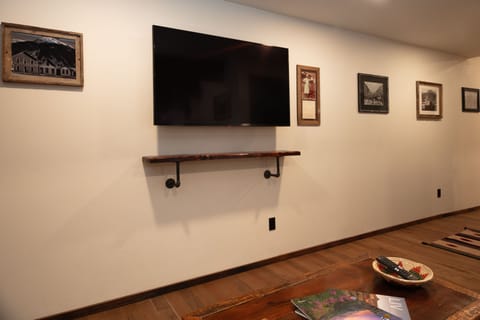 Deluxe Suite | 1 bedroom, free minibar, individually decorated, individually furnished