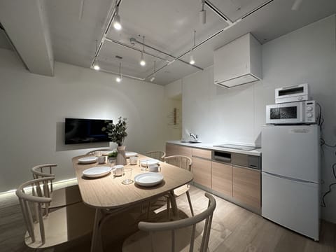 Deluxe Apartment, 2 Bedrooms (502) | Private kitchenette