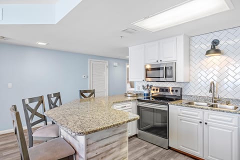 Condo, Multiple Beds (Phoenix 10 603) | Private kitchen | Oven, toaster, paper towels