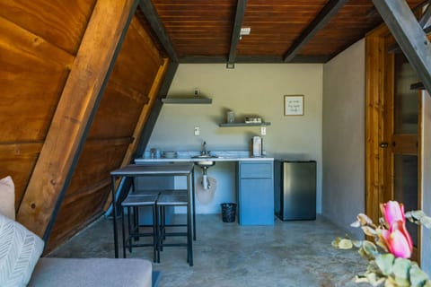 Deluxe Cabin | Private kitchen | Fridge, microwave, stovetop, cookware/dishes/utensils