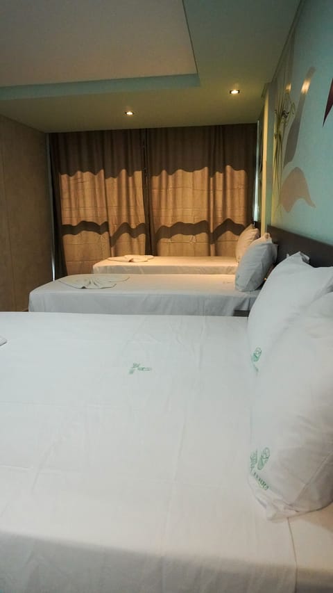 Deluxe Quadruple Room | Desk, free WiFi