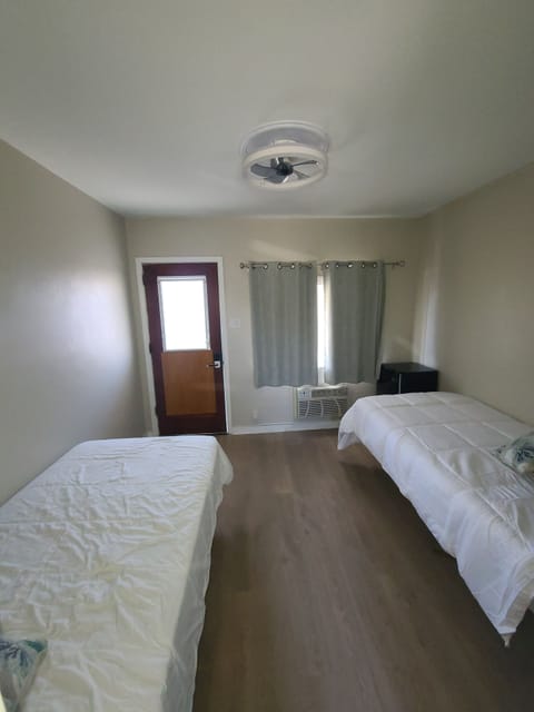 Classic Twin Room | Iron/ironing board, free WiFi, bed sheets