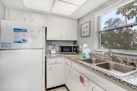 Condo, Multiple Beds (El Matador- Beachside Haven 210) | Private kitchen | Oven, toaster