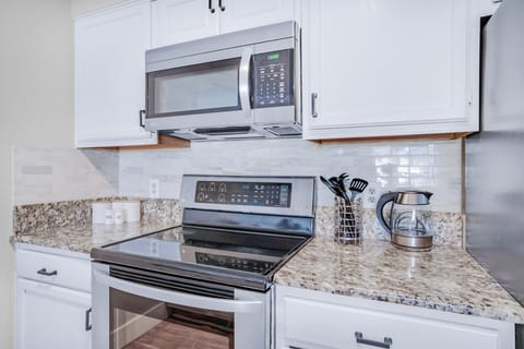 Condo, 1 King Bed with Sofa bed (Pointe of View 407- Penn's Paradise) | Private kitchen | Oven