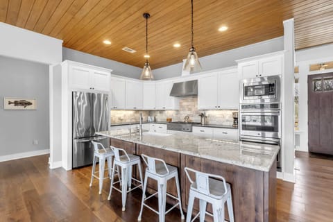 Fully stocked kitchen!