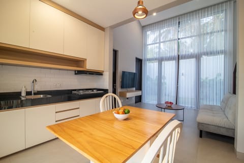 Basic Villa | Private kitchen | Fridge, microwave, cookware/dishes/utensils