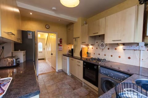 Classic Cottage, 3 Bedrooms | Private kitchen | Full-size fridge, microwave, oven, stovetop