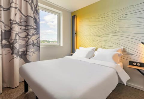 Desk, soundproofing, free WiFi, bed sheets