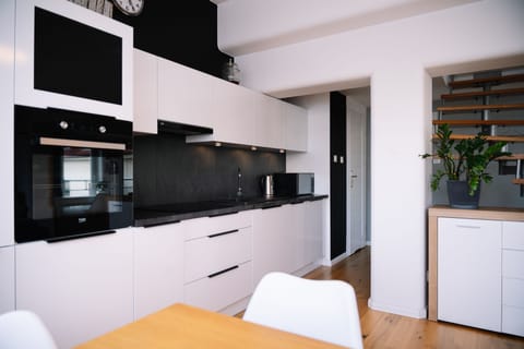 Deluxe Apartment | Private kitchenette | Fridge, microwave, oven, stovetop