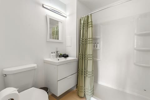 Room, 1 King Bed | Bathroom | Designer toiletries, hair dryer, bathrobes, towels