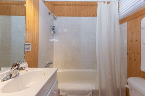 Chalet, 1 Double Bed, Balcony | Bathroom | Towels