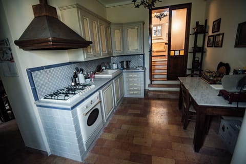 Deluxe House | Private kitchen | Oven, stovetop, dishwasher, toaster