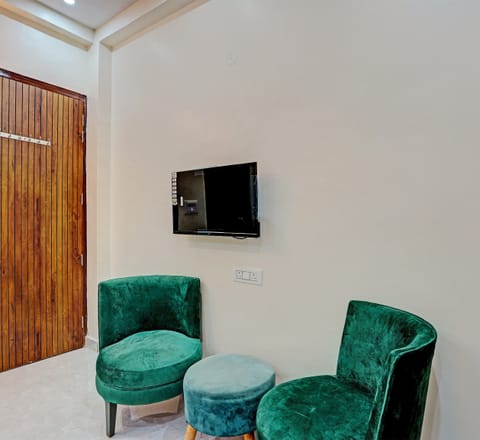 Deluxe Room | Living area | Flat-screen TV