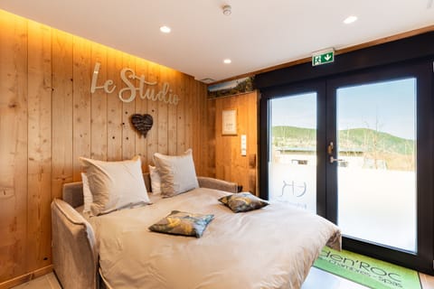 Luxury Studio, Ensuite, Mountain View (Le Studio) | Egyptian cotton sheets, premium bedding, memory foam beds