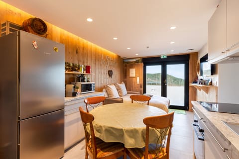 Luxury Studio, Ensuite, Mountain View (Le Studio) | Shared kitchen | Shared fridge, microwave, highchair