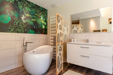 Romantic Double Room, Mountain View (Séquoia) | Bathroom | Bathrobes, towels