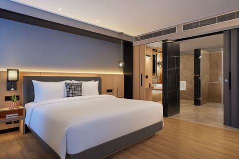 Room, 1 King Bed (Long Stay) | Premium bedding, Select Comfort beds, minibar, in-room safe