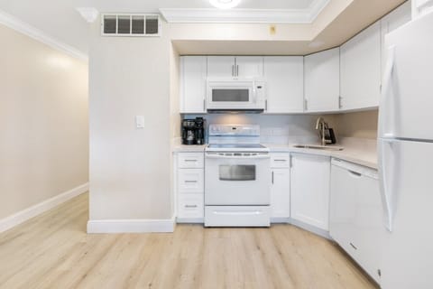 Condo, 1 Bedroom | Private kitchen