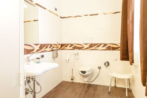 Standard Triple Room | Bathroom | Hair dryer, slippers, bidet, towels