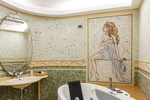 Junior Suite | Bathroom | Hair dryer, slippers, bidet, towels