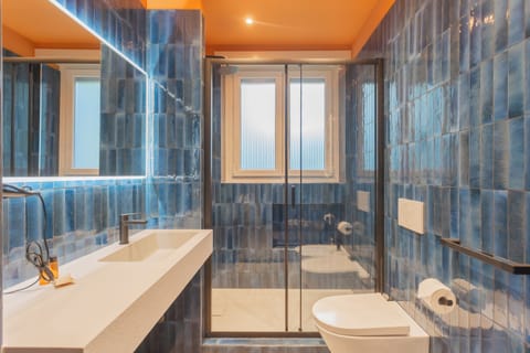 Design Triple Room, Courtyard View | Bathroom | Shower, rainfall showerhead, hair dryer, bidet