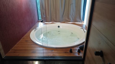 Superior Chalet | Jetted tub