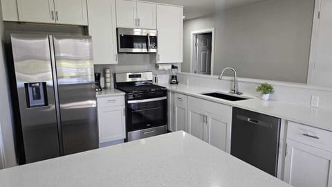 The kitchen is designed to meet all your needs, offering a functional and inviting space where you can easily prepare your favorite dishes.