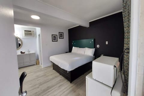 Room, 1 King Bed, Non Smoking | Desk, iron/ironing board, free WiFi, bed sheets