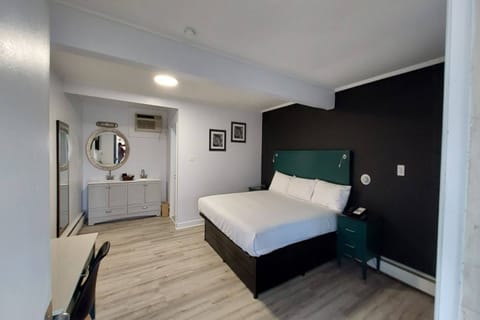 Room, 1 King Bed, Non Smoking | Desk, iron/ironing board, free WiFi, bed sheets