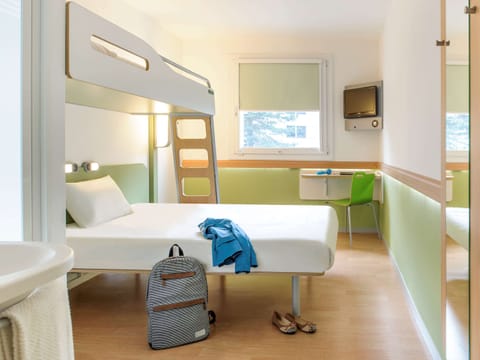 Triple Room, Multiple Beds | Desk, laptop workspace, soundproofing, iron/ironing board