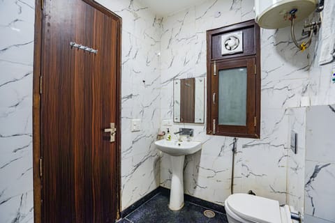 Deluxe Room | Bathroom | Shower, rainfall showerhead, free toiletries, towels