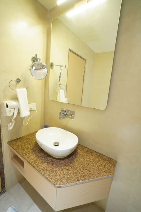 Deluxe Room | Bathroom | Shower, free toiletries, slippers, towels