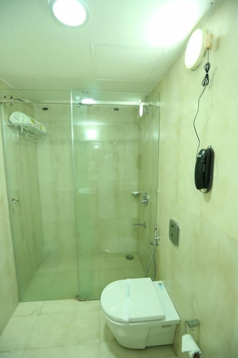 Superior Room | Bathroom | Shower, hydromassage showerhead, hair dryer, slippers