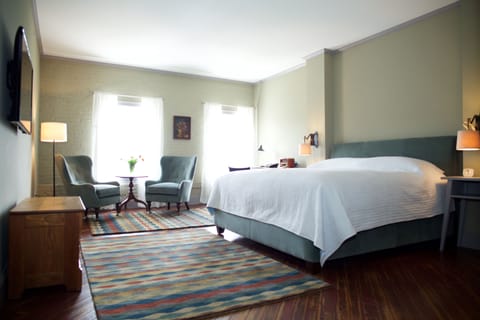 Standard Room, 1 King Bed | Premium bedding, minibar, in-room safe, desk