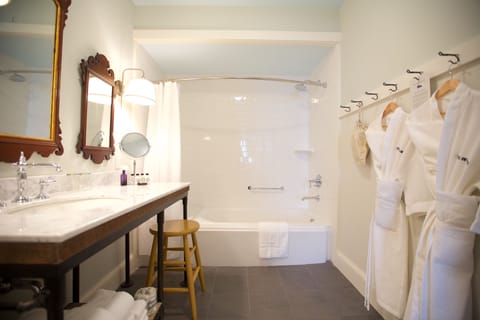 Premier Room, 1 King Bed | Bathroom | Free toiletries, towels
