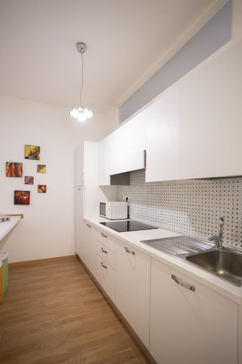 Deluxe Apartment | Private kitchen | Fridge, oven, stovetop, espresso maker