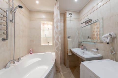 Luxury Apartment | Bathroom | Combined shower/tub, deep soaking tub, hair dryer, towels