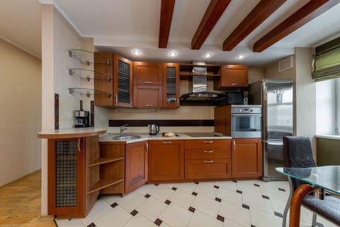 Family Apartment | Private kitchen | Full-size fridge, microwave, oven, stovetop