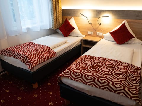 Classic Double or Twin Room | Hypo-allergenic bedding, desk, travel crib, free WiFi