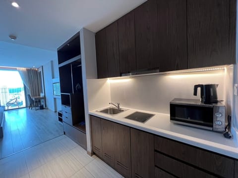 Royal Apartment | Private kitchen | Fridge, microwave, stovetop, dishwasher