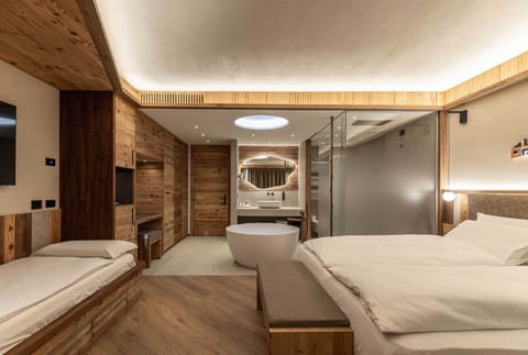 Deluxe Studio Suite, Balcony, Mountain View | Hypo-allergenic bedding, down comforters, memory foam beds, in-room safe