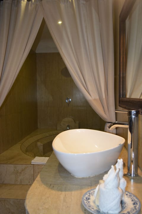 Superior Suite | Bathroom | Shower, free toiletries, towels