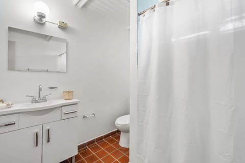 Comfort Apartment, 2 Bedrooms | Bathroom | Shower, towels